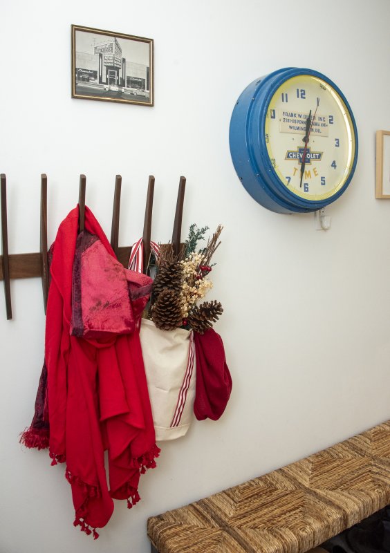 A nod to the history of Diver’s family business and a suggestion of holiday foraging greet guests at Cliff Diver and Kathryn Byrne’s contemporary home on Coopers Hawk Court.